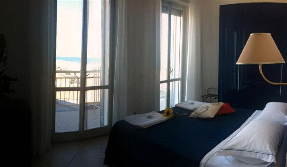 Hotel Carlton Beach Ρίμινι Εξωτερικό φωτογραφία