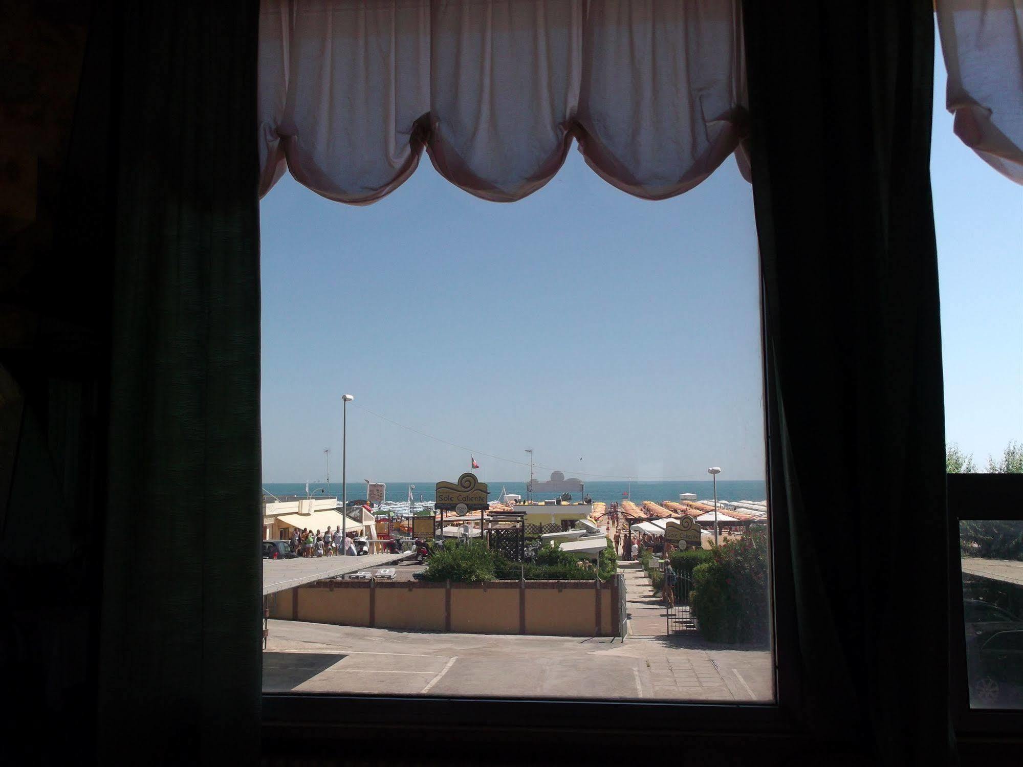 Hotel Carlton Beach Ρίμινι Εξωτερικό φωτογραφία