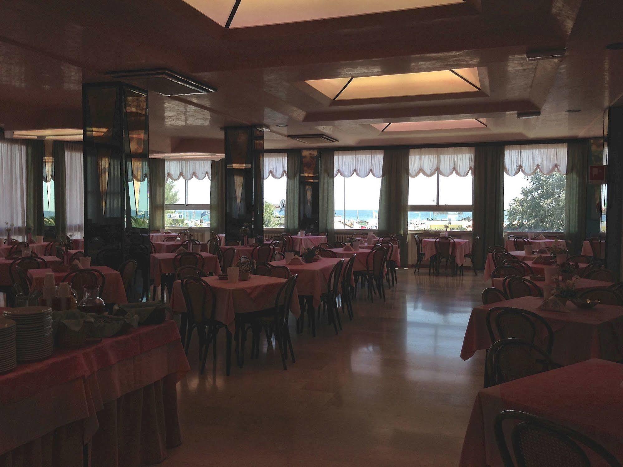 Hotel Carlton Beach Ρίμινι Εξωτερικό φωτογραφία