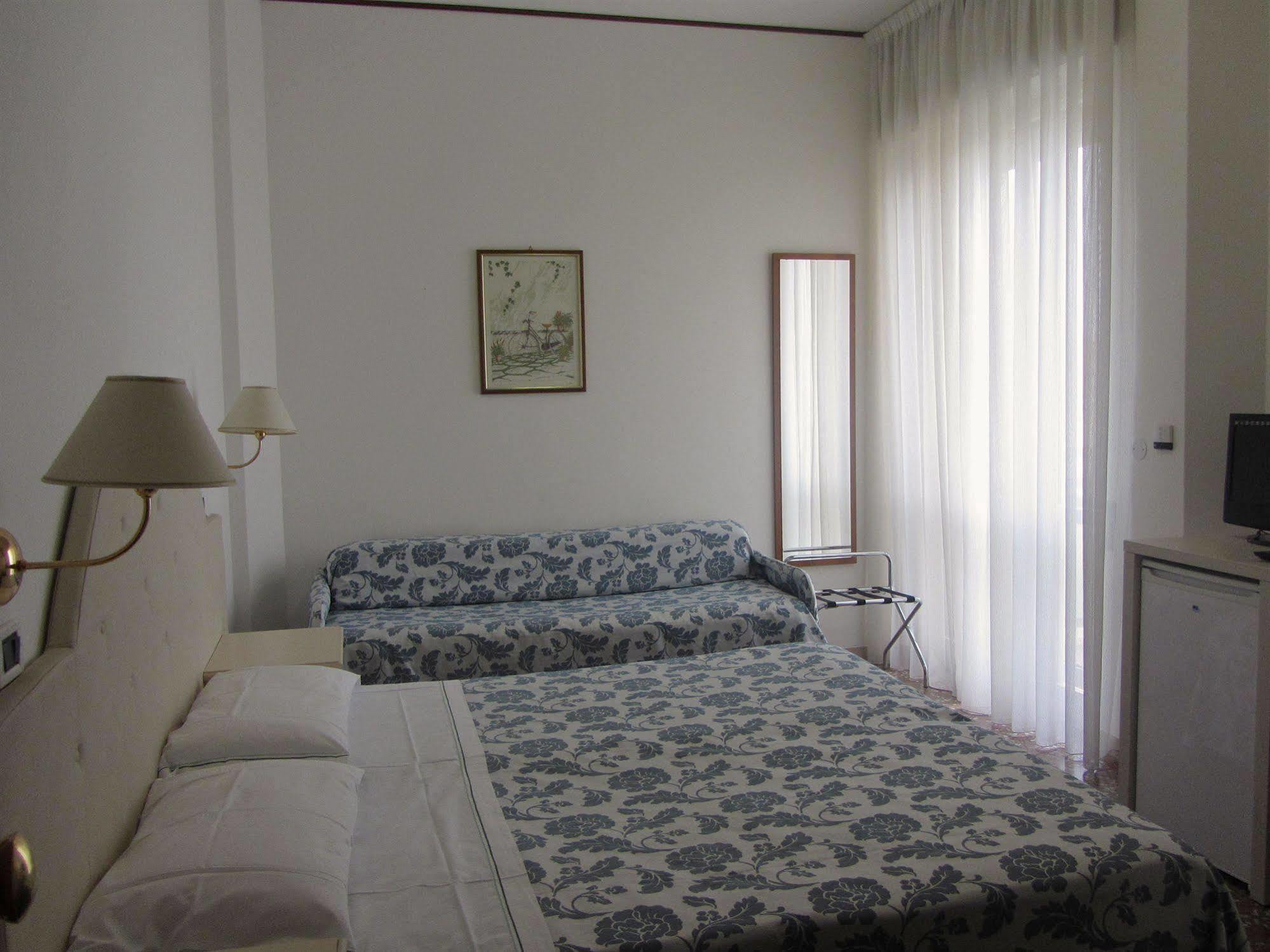 Hotel Carlton Beach Ρίμινι Εξωτερικό φωτογραφία