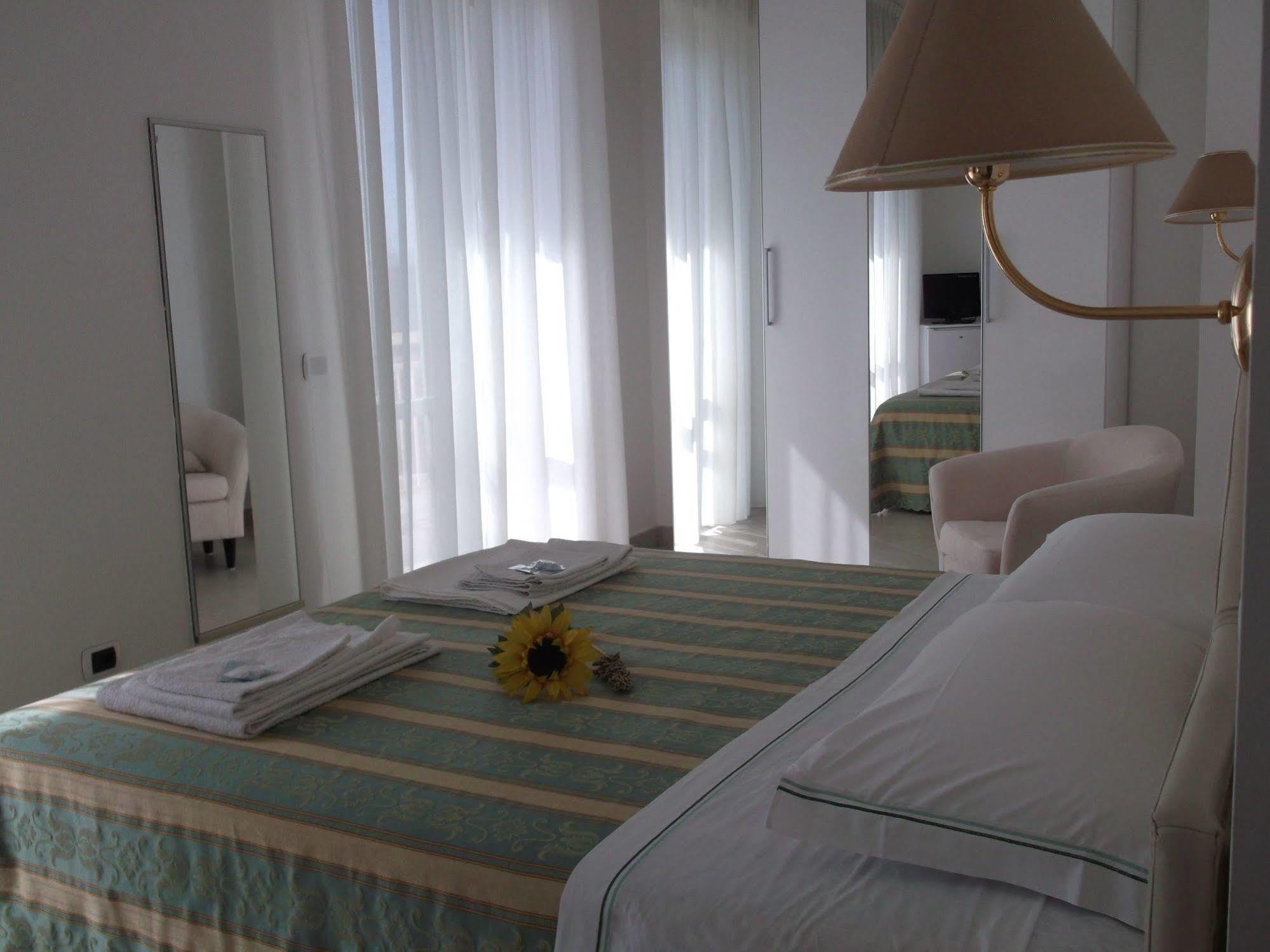 Hotel Carlton Beach Ρίμινι Εξωτερικό φωτογραφία