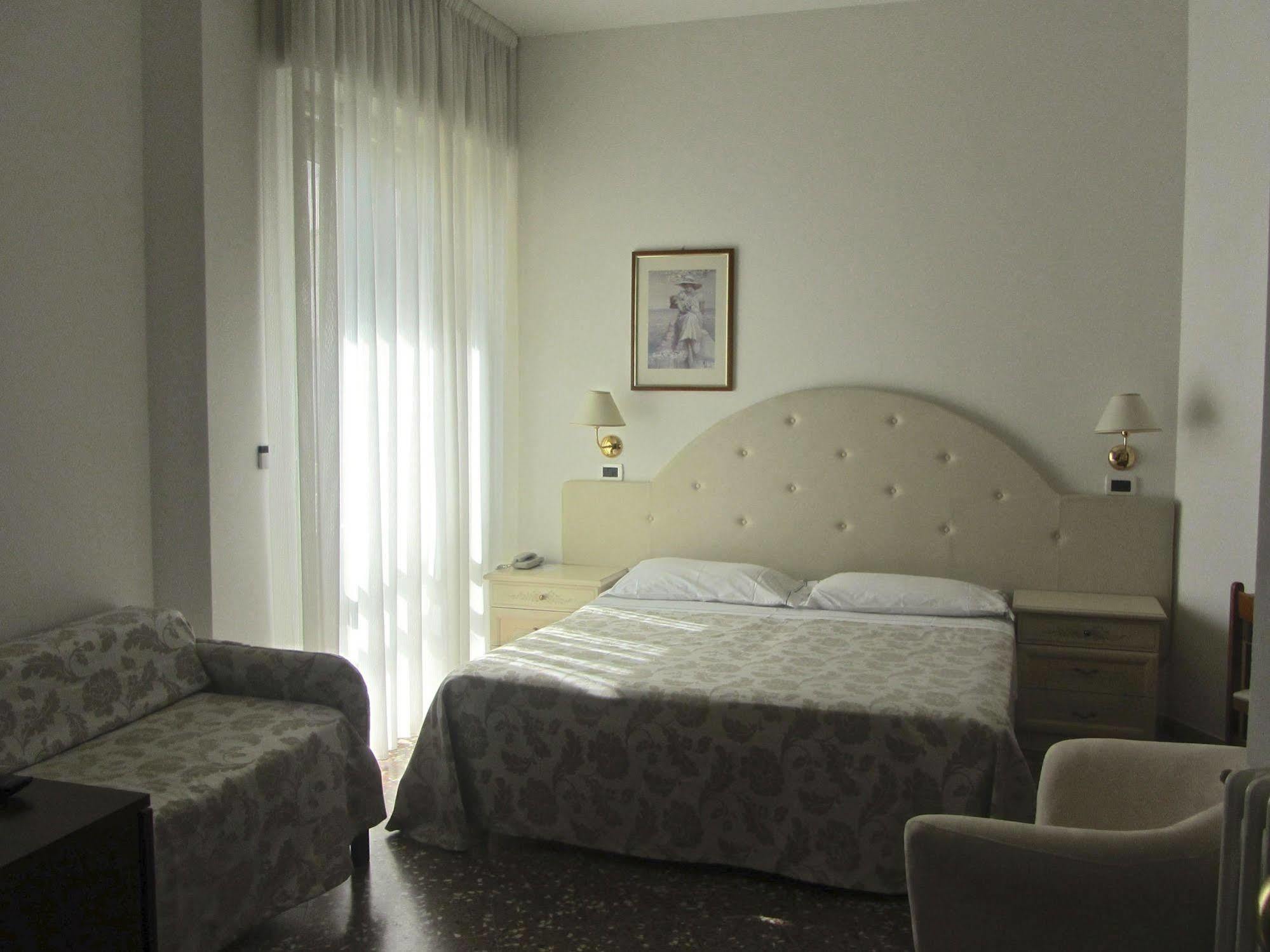 Hotel Carlton Beach Ρίμινι Εξωτερικό φωτογραφία