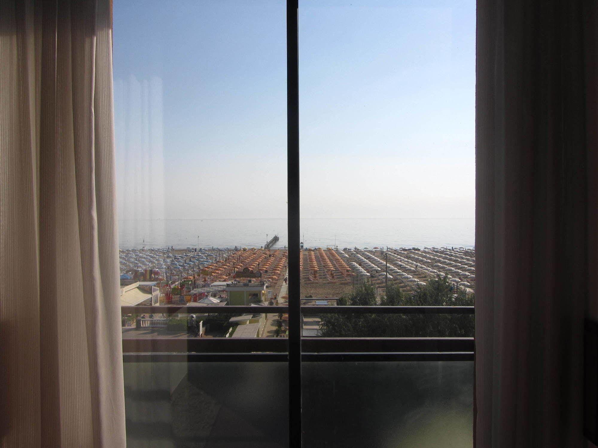 Hotel Carlton Beach Ρίμινι Εξωτερικό φωτογραφία