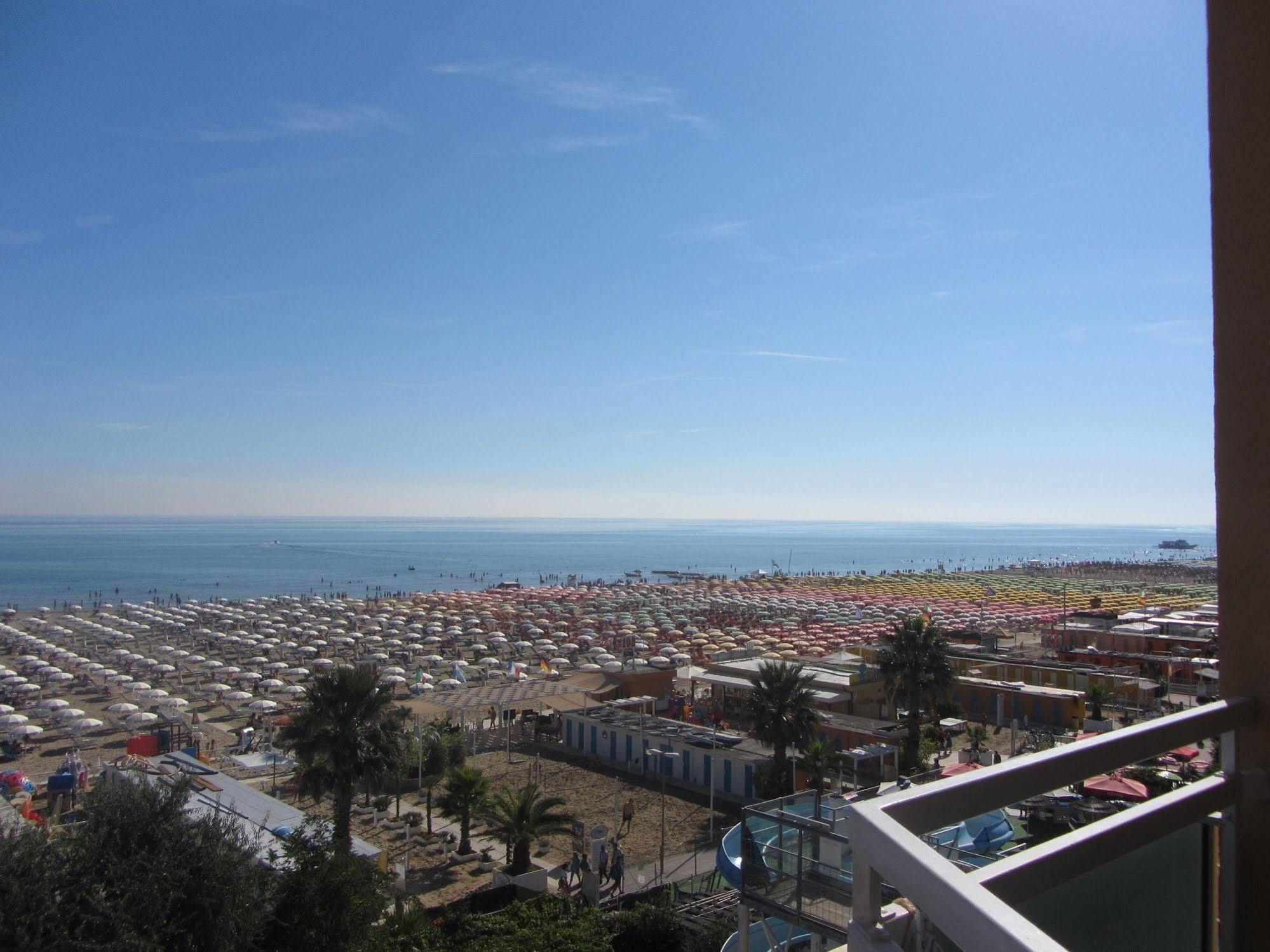 Hotel Carlton Beach Ρίμινι Εξωτερικό φωτογραφία