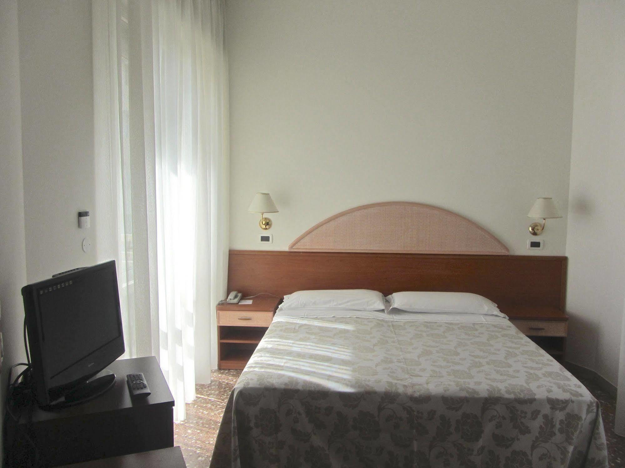 Hotel Carlton Beach Ρίμινι Εξωτερικό φωτογραφία