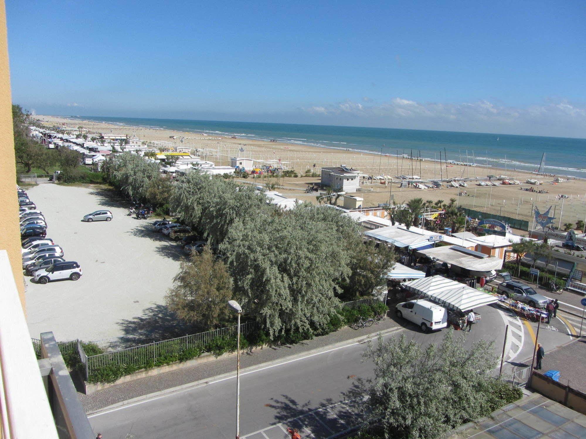 Hotel Carlton Beach Ρίμινι Εξωτερικό φωτογραφία