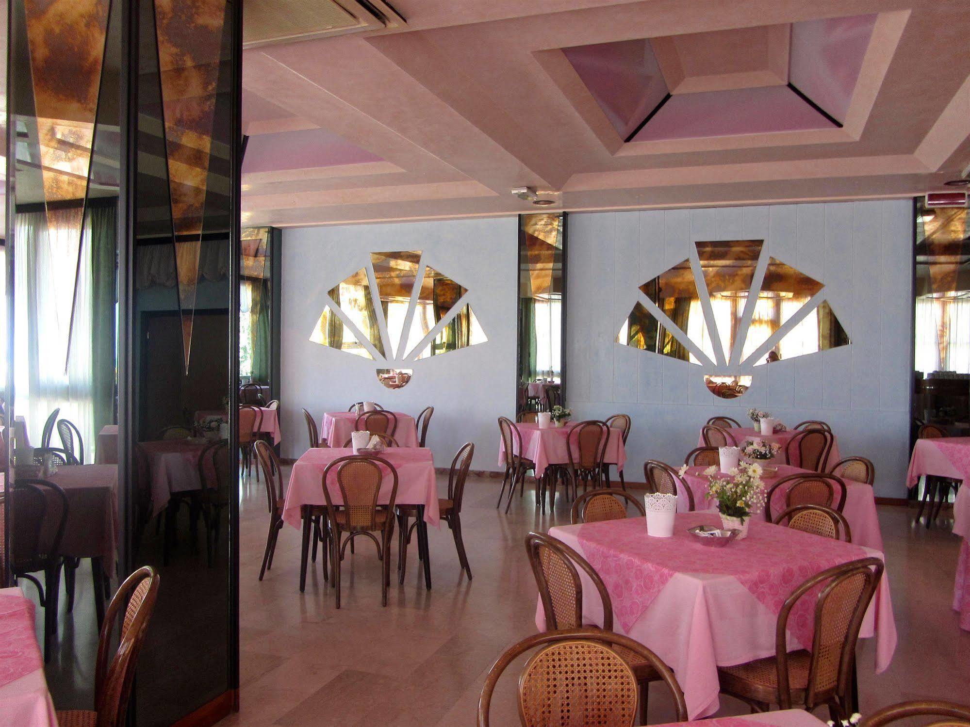Hotel Carlton Beach Ρίμινι Εξωτερικό φωτογραφία